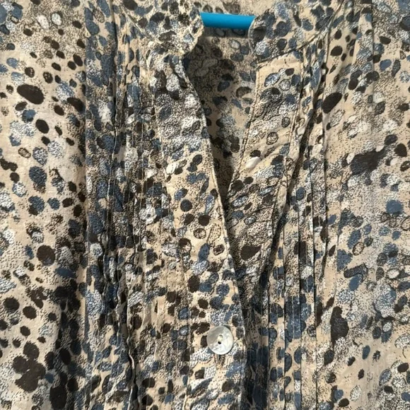 Chico’s beautiful, button up, long sleeve, lightweight top. - Picture 3 of 4